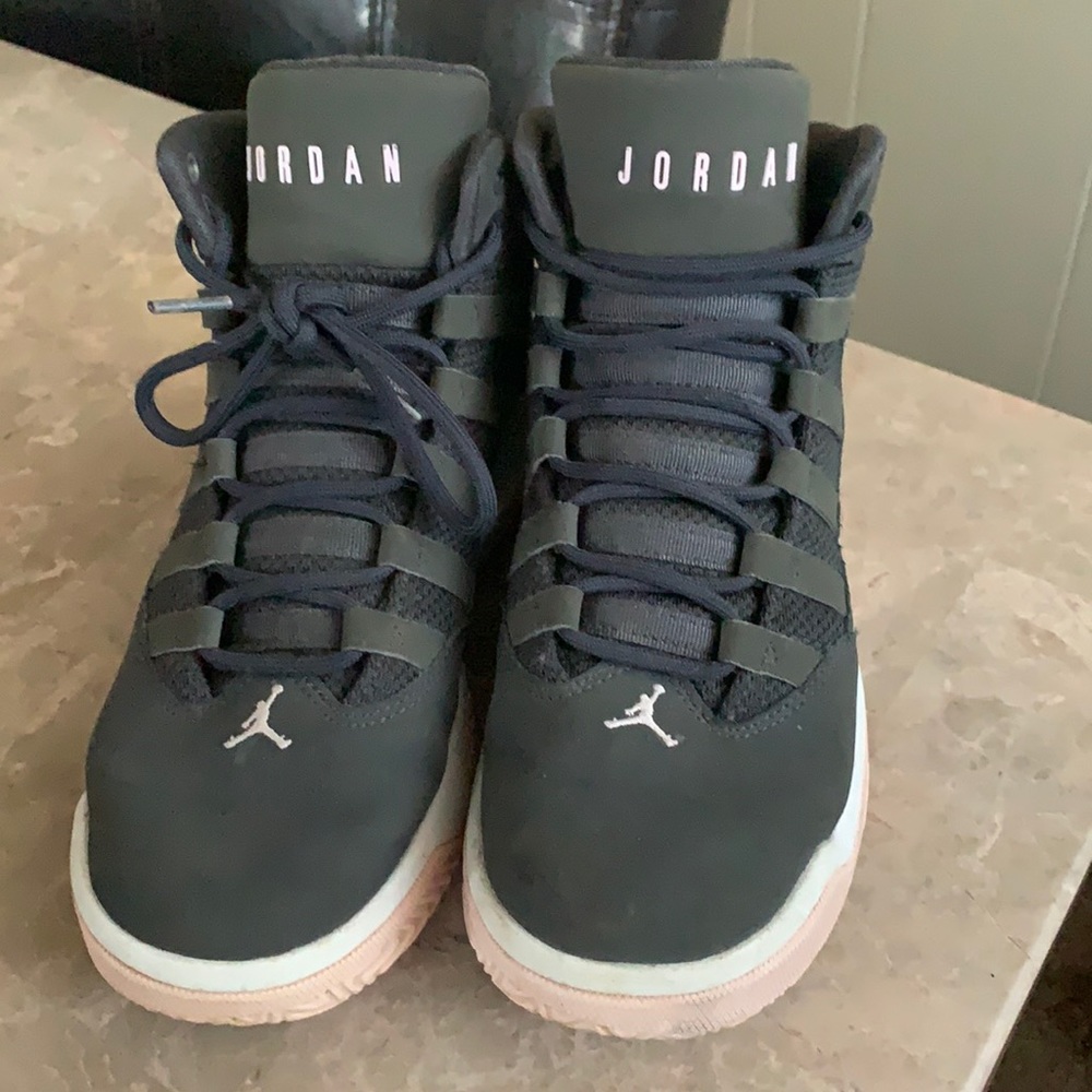 Girls Jordan’s Retro 11 Grey, white and pink size 5